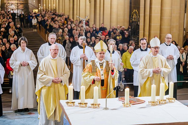 Zahlreiche Menschen feierten an Heiligabend die Christmette im Paderborner Dom mit (v.l.) Domdechant Alfons Hardt, Erzbischof Udo Markus Bentz und Weihbischof Josef Holtkotte. - © BESIM MAZHIQI