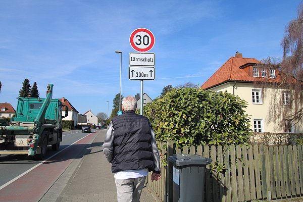 Auf dem Teilstück der Milser Straße gilt jetzt Tempo 30, obwohl die Lärmwerte im erlaubten Rahmen liegen. - © Sylvia Tetmeyer