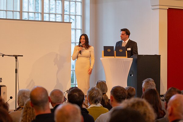 Auch zwei der Kinder von Familie Pape fanden wertschätzende und liebevolle Worte für Frank und Nicole Pape und viele weitere Menschen, die ihren Lebensweg geprägt haben. Tochter Viola (links) freut sich darüber, dass ihre Eltern bald auch tolle Großeltern für ihr Kind sein werden. - © Ilka Gülker