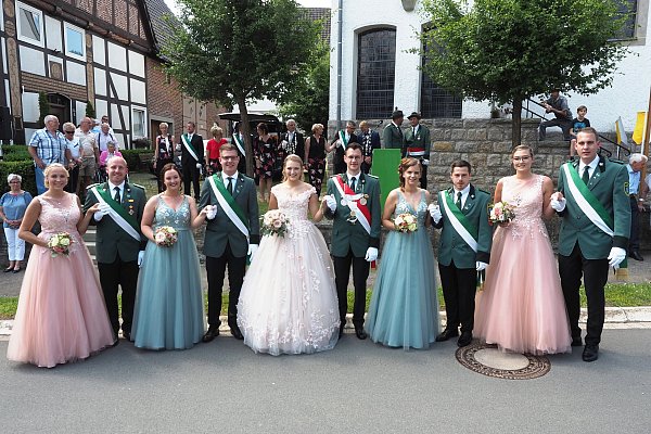 Die Regenten und ihr Hofstaat beim Schützenfest in Entrup. - © Josef Köhne