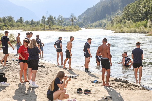 Bäder im eiskalten Fluss Rienz gehörten zum täglichen Ritual im Trainingslager des DSC. - © Oliver Krato
