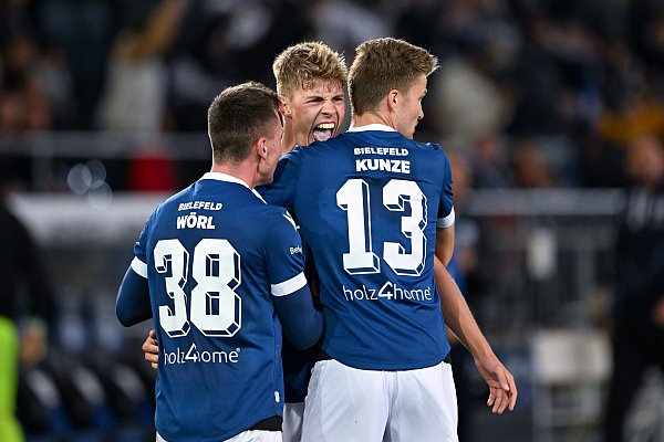 Julian Kania (Mitte) feiert seinen ersten Treffer für den DSC ausgerechnet im Derby gegen Verl. - © Teresa Kroeger