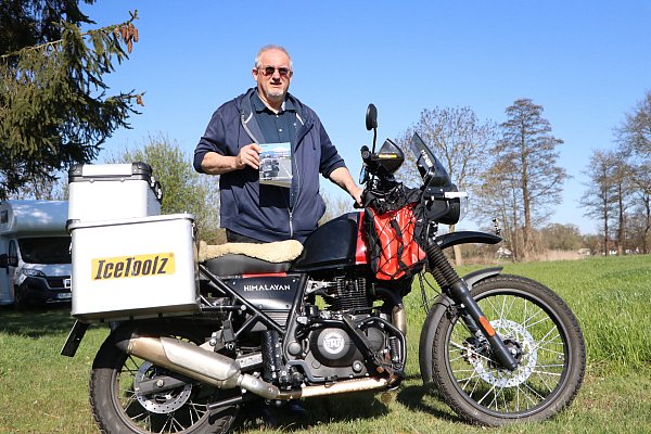 Der Motorradfahrer Fred Klein steht in den Startlöchern zu seiner nächsten Weltreise. Seine Royal Enfield ist schon entsprechend ausgerüstet. Fertiggestellt hat der 63-Jährige vorher noch sein zweites Buch. - © Sonja Rohlfing