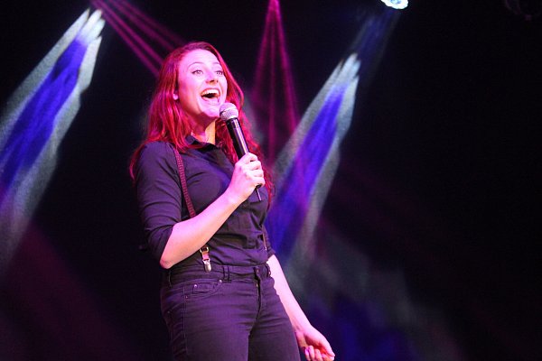 Tahnee Schaffarczyk ist Comedienne, Moderatorin und Podcasterin. - © Jana Baumann