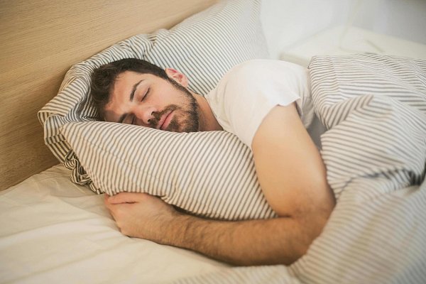 Guter Schlaf ist bei hohen Temperaturen eine große Herausforderung für viele Menschen. - © Symbolbild: Pexels