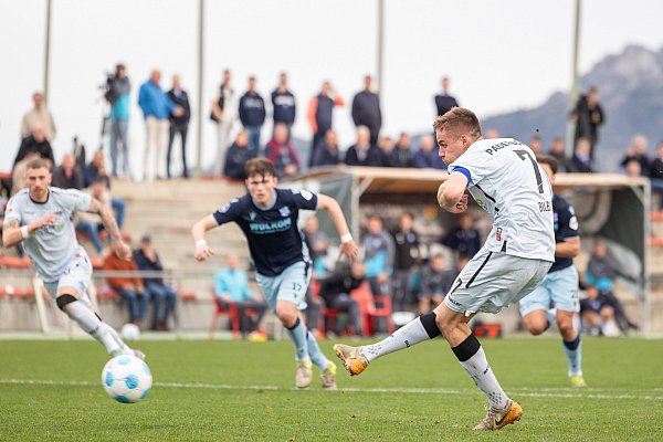 Filip Bilbija verwandelt in souveräner Manier den Foulelfmeter zum 1:1. - © Oliver Krato