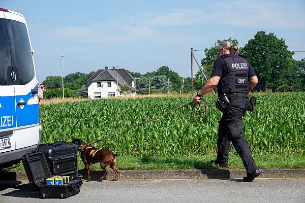 Auch Spürhunde machten sich auf die Spur des 39-Jährigen. - © Paul Brinkmann