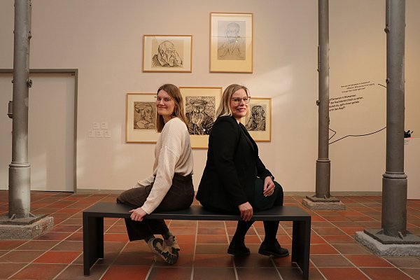 Claudia Rinke (Leiterin der Städtischen Museen und Galerien/r.) und Eleonore Seiferth (Volontärin) haben die Ausstellung gemeinsam zusammengestellt. Hinter ihnen sind fünf Porträts von Menschen, die ihre Hand am Kinn haben - alle von Peter August Böckstiegel. - © Holger Kosbab