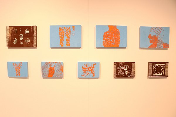 Diese Arbeiten aus Polyethylen, genauer aus geschmolzenen Bügelperlen, hängen in der oberen Etage der Reithalle. - © Holger Kosbab