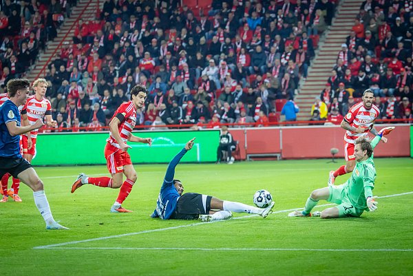 Noah Sarenren Bazee mit der großen Chance auf das 2:1 für Arminia Bielefeld. - © Sarah Jonek