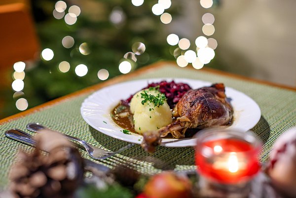 Gänsebraten – ein klassisches Weihnachtsessen. - © Jan Woitas/dpa-Zentralbild/dpa