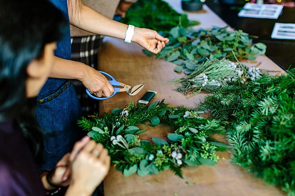 Für viele Menschen gehört das Tannengrün ganz klassisch mit in den Adventskranz. - © Symbolbild: Unsplash