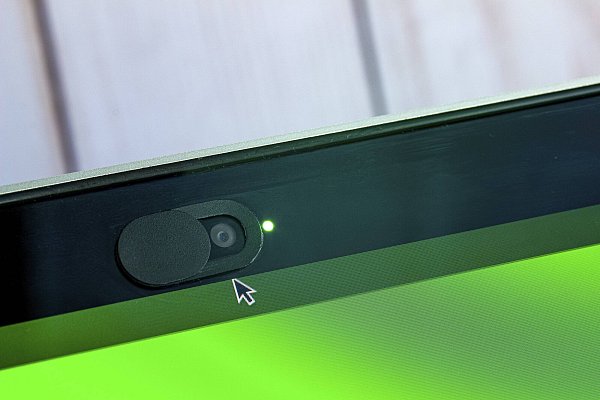 Einige Computer haben bereits eine Schiebevorrichtung, mit der sich die Webcam abdecken lässt. Man kann aber auch Aufstecker kaufen. - © IMAGO/imagebroker