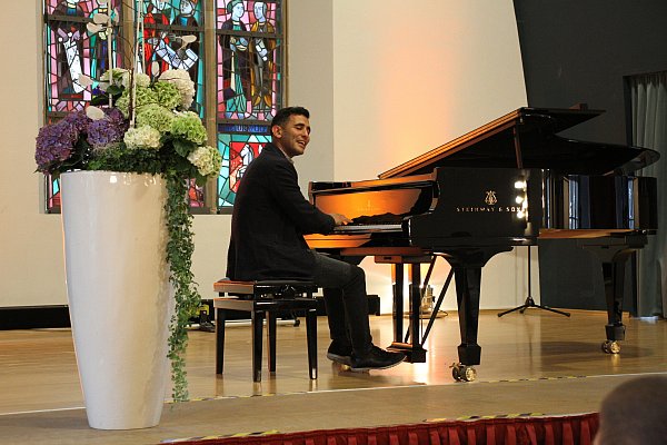 Pianist Aeham Ahmad an den Tasten. Zusammen mit dem Trio Mahall spielt er auch im Nieheimer Sackmuseum. - © Dieter Scholz