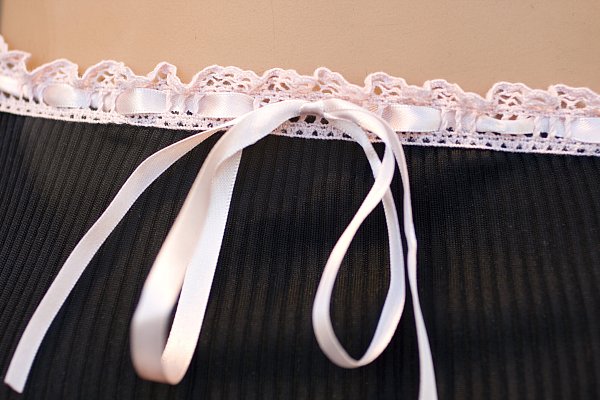 Ein kleines Schleifchen auf einem Damenslip – ein historisches Detail mit großer symbolischer Bedeutung für Mode und weibliches Selbstbewusstsein. - © IMAGO/Panthermedia