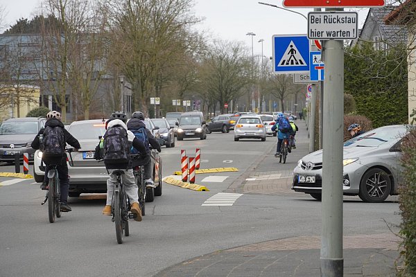 An dem Goerdeler-Gymnasium stauen sich die Elterntaxis, wie an regulären Unterrichtstagen. - © Felix Schwien