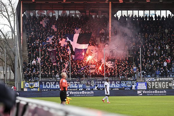 Im Dezember 2024 beim Spiel in Mannheim verbrennen die DSC-Fans pyrotechnisches Material. - © IMAGO/HMB-Media