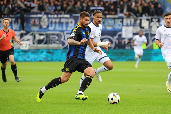 Kai Brünker (l.), hier gegen Arminia-Profi Joel Felix, wird dem 1. FC Saarbrücken mehrere Monate fehlen. - © IMAGO/Fussball-News Saarland