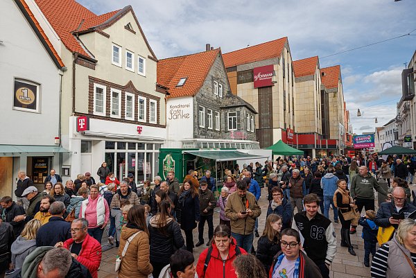 Der verkaufsoffene Sonntag lockt Jahr für Jahr zahlreiche Menschen aus Lübbecke und Umgebung in die Lübbecker Innenstadt. - © Oliver Krato