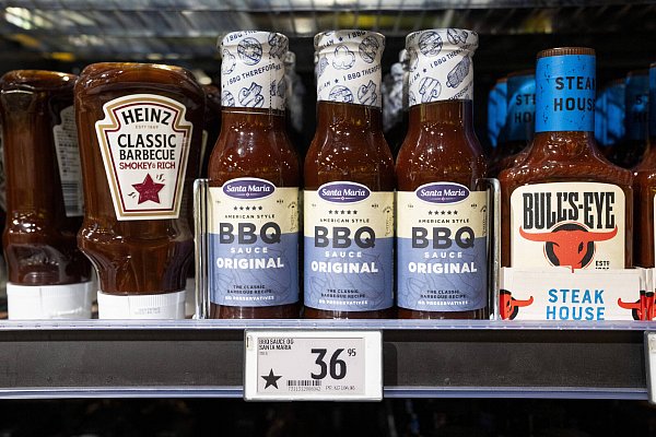 17. März: In einem "Bilka"-Supermarkt im dänischen Randers weist ein Sternchen auf dem Preisschild Verbraucher darauf hin, dass die so gekennzeichnete Barbecue-Soße aus Europa kommt. Die daneben stammen aus den USA. - © IMAGO/Ritzau Scanpix