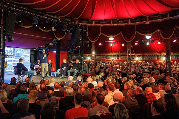 Der "Legendenabend" 2023 im Spiegelzelt sorgte für ein prall gefülltes Spiegelzelt. - © Oliver Krato