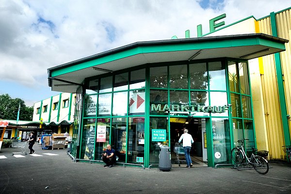 Am dritten Sonntag des Monats verwandelt sich der Parkplatz vor dem Marktkauf in eine Second-Hand-Verkaufsfläche. - © Andreas Frücht