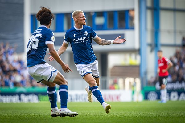 Mit seinem Traumtor stellt Arminia Bielefelds Louis Oppie für den Drittligisten gegen Hannover 96 auf 2:0. - © Sarah Jonek