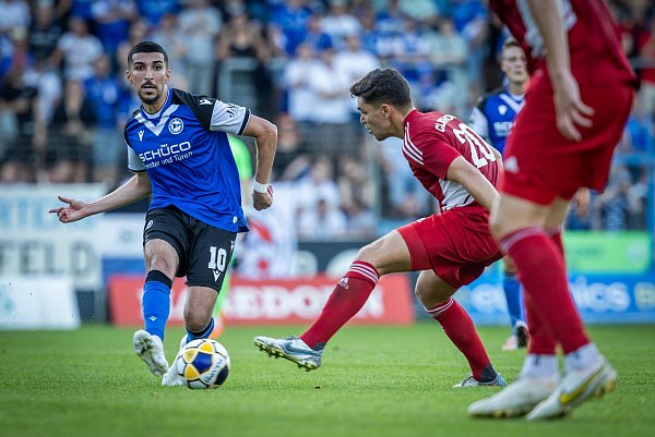 Nassim Boujellab bewahrt Arminia Bielefeld mit seinem Tor gegen Victoria Clarholz vor einer Blamage. - © Sarah Jonek