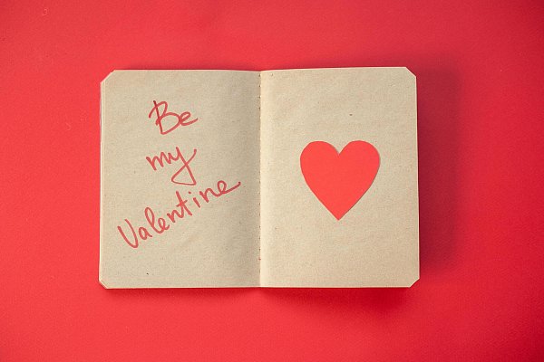 Klassische Liebesbriefe sind selten geworden. Wie wäre es also mit ein paar lieben Worten zum Valentinstag? - © Pexels