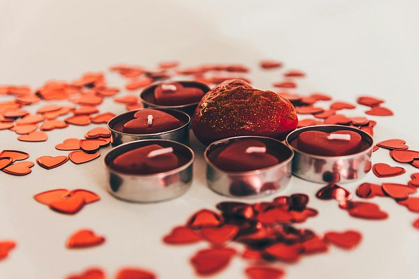 Kerzen ganz einfach selbst gießen, zum Beispiel in Herzform. Für einen romantischen Abend bei Kerzenschein. - © Pexels