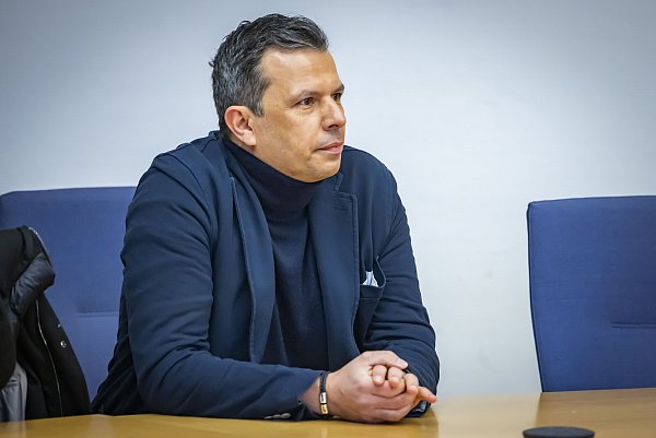 Samir Arabi im Gerichtssaal. Er stritt mit Arminia Bielefeld um nicht gezahlte Prämien. - © Sarah Jonek