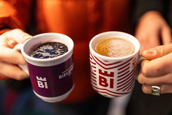Den Glühwein in den Varianten Rot oder Weiß gibt es beim Bielefelder Weihnachtsmarkt in Sammeltassen mit Stadtlogo. - © Oliver Krato