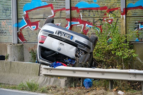 Der VW aus Herford blieb auf dem Dach liegen. - © Andreas Zobe