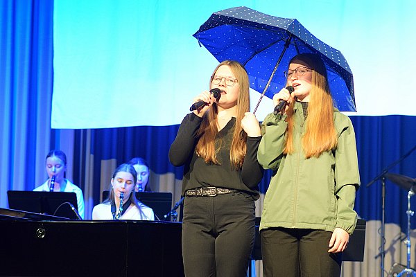 Sina Cramer (l.) und Franziska Übelacker nehmen Bezug auf die verregnete Stufenfahrt nach Malta. - © Karin Prignitz