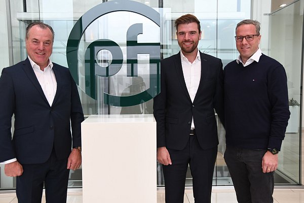 Die Gesellschafter Clemens (v.l.), Maximilian und Robert Tönnies mit dem neuen Logo der Premium Food Group (PFG). - © Tönnies