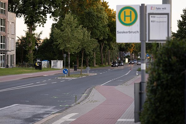 An der Bushaltestelle Seskerbruch an der Detmolder Straße ist der 26-jährige Holzmindener zu Tode gekommen. - © Niklas Tüns