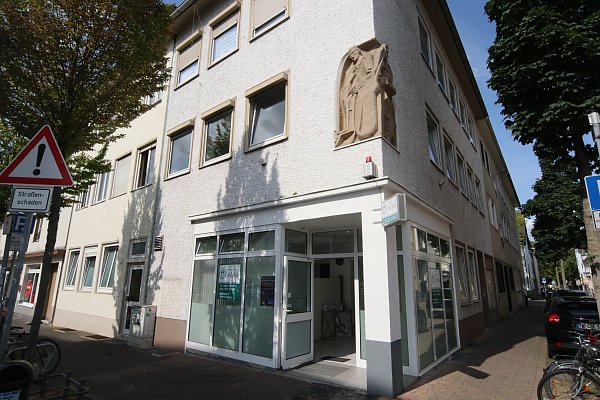 Die Skulptur "Bauer und Handwerker" aus Sandstein steht an der Ecke Meinwerkstraße/Mühlenstraße. - © Mareike Gröneweg