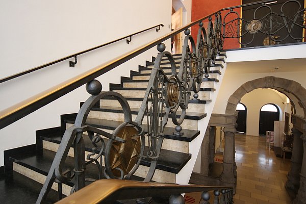 Auch das Treppengeländer im Paderborner Rathaus gehört zu den Werken von Joto Brinkschröder. - © Mareike Gröneweg