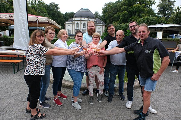 Im letzten Jahr luden die Winzer laden zum Weinfest vor der Wandelhalle ein: Martina Emrich (v.l.), Sigrid Vogel, Heike Diel, Dagmar Busch, Christian Emrich, Bianca Weyl, Patrick Balz, Walter Beisiegel und Armin Eckardt. - © Ulf Hanke
