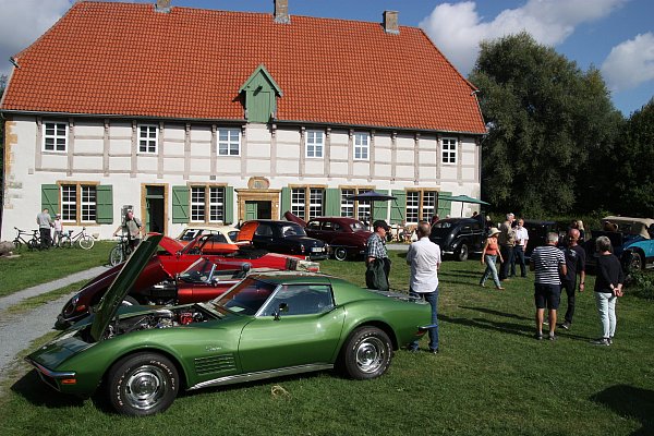 Oldtimer aus verschiedenen Jahrzehnten werden auch dieses Jahr wieder am Tag des offenen Denkmals im Innenhof des Werburg-Ensembles parken. - © Britta Bohnenkamp-Schmidt