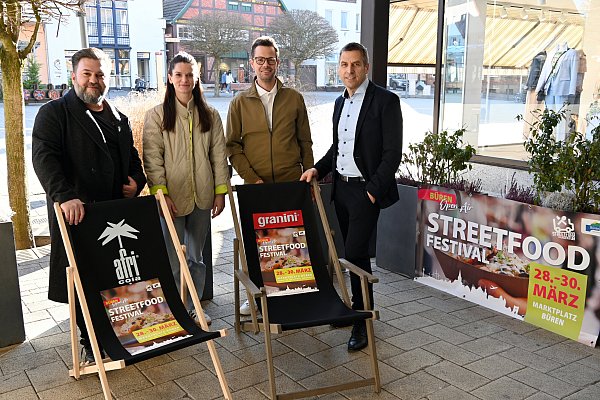 Projektleiter Tuncay Ulupinar (Streetfood-Agentur, v. l.), Citymanagerin Luisa Jakobi, Stadtmarketingleiter Alexander Menke und Bürgermeister Burkhard Schwuchow haben das Streetfood-Festival-Wochenende möglich gemacht. - © Stadt Büren