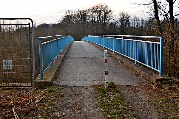 Die Blaue Brücke ist vom Landesbetrieb Straßen.NRW errichtet worden, als die L751 gebaut wurde. - © Gunter Held