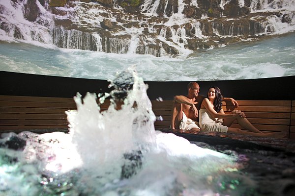 In der Vesitorni-Turm-Sauna im H2O erleben Besucher ein 320° Panorama mit Filmen von Traumkulissen auf der ganzen Welt. - © Frank-Michael Kiel-Steinkamp