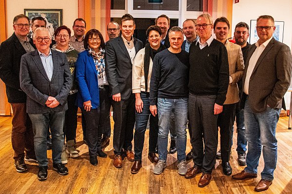 Michael Scholle präsentiert sich inmitten der Kandidatinnen und Kandidaten und hofft auf ein starkes Team. - © CDU Bad Driburg