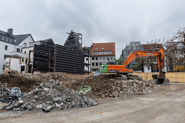 Die Wände des Heisingschen Hauses (l.) haben eine Wetterschutzverkleidung erhalten. - © Niklas Tüns