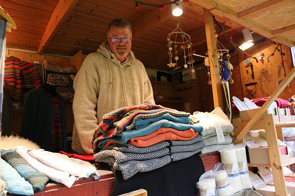 Michael Stücke von der Schäferei Stücke verkauft seine Produkte beim Mühlentag. - © Anthea Moschner