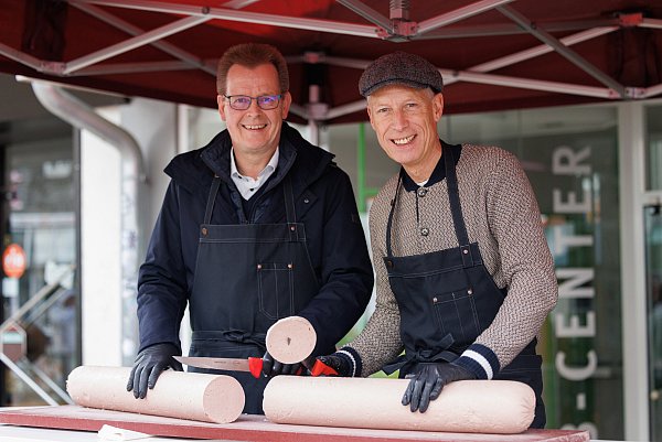 Traditionell eröffnet wird der Wurstmarkt mit dem Wurstanschnitt mit Bürgermeister Frank Haberbosch und Thomas Holle (Vorsitzender Lübbecke Marketing). - © Oliver Krato