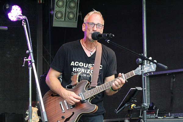 Carsten Breuers pieltauf seiner Gitarre und singt mit ausdrucksstarker Stimme. - © Nicolas Bröggelwirth