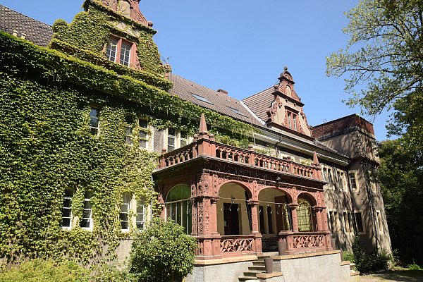 In dem Gebüsch vor der Spenger Disco King's Castle versteckte der Täter vor dem Feiern sein Messer. Nachdem er den Club wieder verlassen hatte, nahm er das Messer wieder an sich. - © Mareike Patock