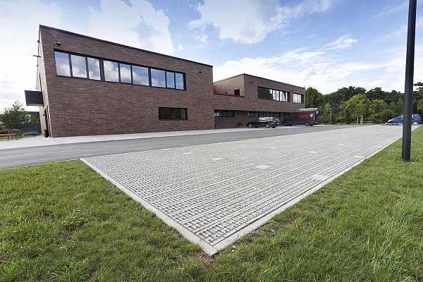 Auf der straßenabgewandten Seite des Feuerwehrgerätehauses Sürenheide gibt es mehr als 20 Autostellplätze. Das zieht für die Stadt die Pflicht nach, hier einen Ladepunkt für E-Fahrzeuge zu errichten. - © Roland Thöring